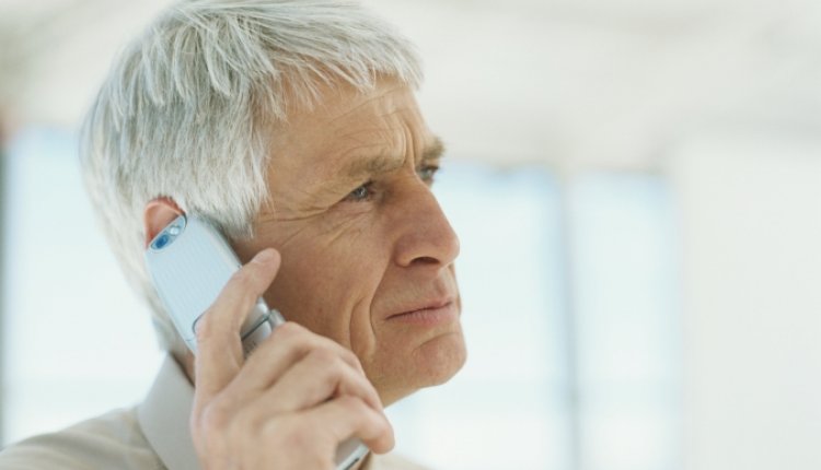 Senior man telefoon