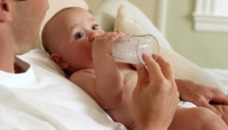 Baby krijgt flesje