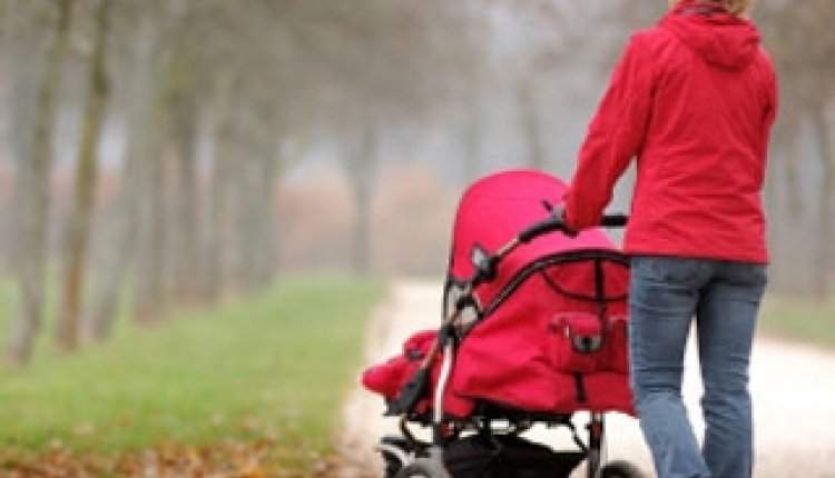 Vrouw achter buggy