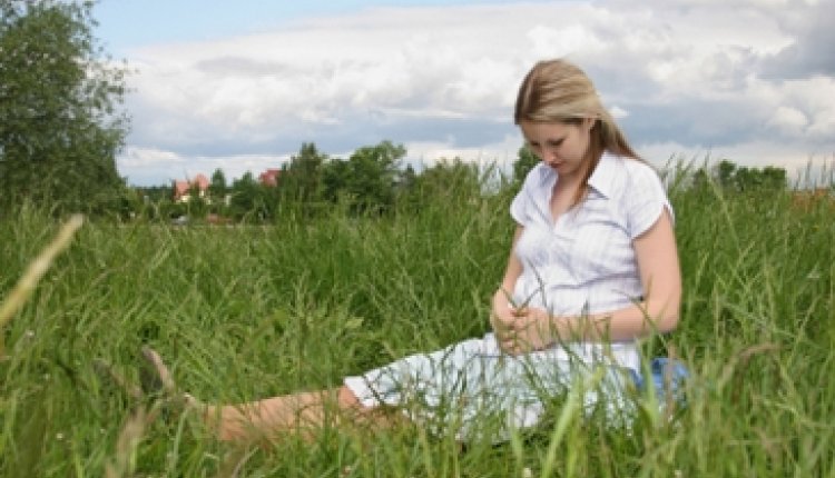 Zwanger in het gras