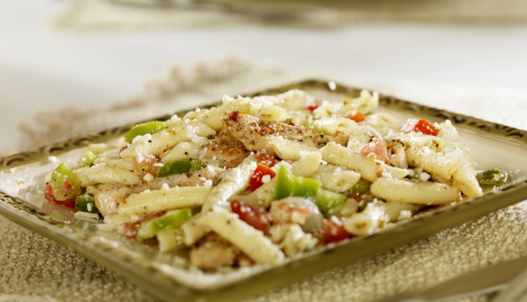 Pastasalade met gerookte kip Pastasalade met gerookte kip