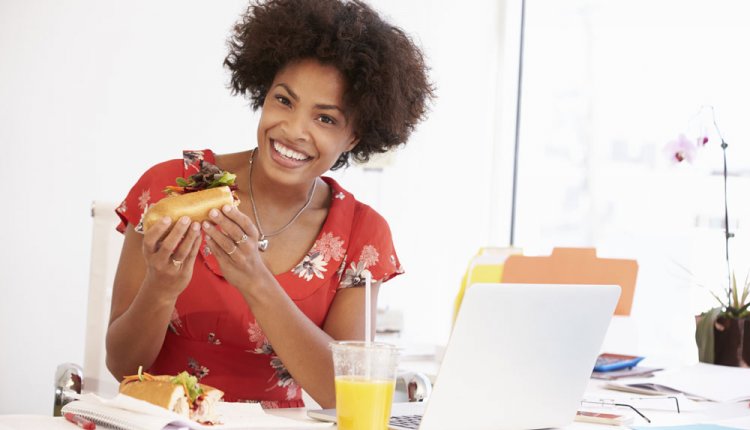 vrouw eet broodje gezond