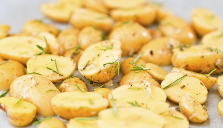 Aardappels en ui in de oven