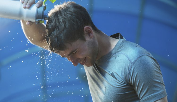 sporten, hitte, warmte, warm weer, trainen, bidon, water