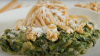 Een bord pasta pesto met spinazie
