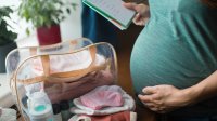 Vrouw maakt babytas voor ziekenhuis klaar