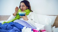 Vrouw verkouden eet soep