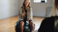 vrouw op fitnessbal