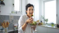 Vrouw eet gezond tijdens de overgang