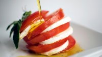 olijfolie over caprese