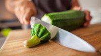 Het snijden van een courgette