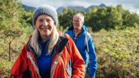 Fitte senioren aan het wandelen in Schotland