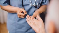 bloedsuiker meten door vingerprik bij dokter