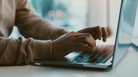 Man zoekt online naar informatie