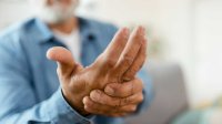 Man met pijn aan zijn hand