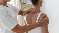 osteopaat behandelt vrouw bij pijn aan schouder