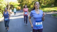 vrouw rent halve marathon