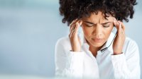 Vrouw wrijft over haar slapen, heeft stress