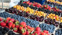 Verschillende soorten fruit in bakjes bij de groentenwinkel