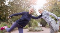 2 oude vrouwen sporten in park en doen gek