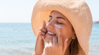 vrouw smeert zich in met zonnebrandcreme