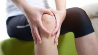 vrouw met artrose in knie