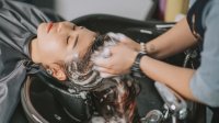 vrouw krijgt japanese head spa