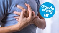 Man grijpt naar zijn hart vanwege de pijn