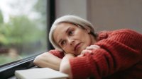 verdrietige oudere vrouw