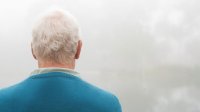 Man met zijn hoofd in de mist