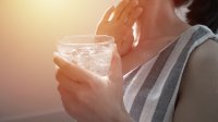 Vrouw drinkt glas water