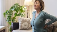 vrouw met lage rugpijn