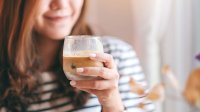 Vrouw drinkt een proffee, oftewel koffie met proteïne (eiwit)