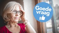 vrouw met dementie kijkt uit raam