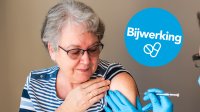 oudere vrouw krijgt gordelroosvaccin