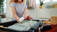 Vrouw stopt medicatie in haar koffer