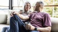 man en vrouw praten met elkaar