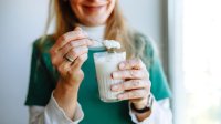 vrouw eet yoghurt