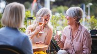 vrouwen op terras drinken