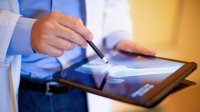 man met ipad met foto van artrose