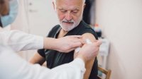 Oudere man krijgt pneumokokkenvaccinatie