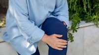 vrouw met artrose in knie