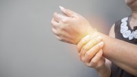 Vrouw met een pijnlijke hand
