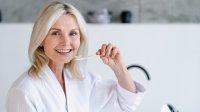 vrouw poetst haar tanden