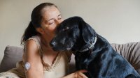 oudere vrouw met diabetes-hulphond