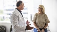 oudere vrouw praat met dokter