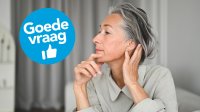 oudere vrouw probeert iets te horen