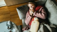 vrouw ziek door coronavirus