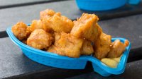 Kibbeling in een bakje in de vorm van een vis