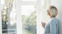 Vrouw staart uit het raam
